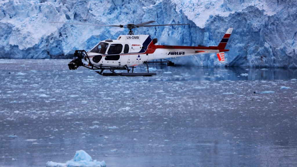 HFS Heli devant Glacier, Svalbard.  Image - aérien, dp, Jeremy Braben, Assoc.  BSC, Hélicoptère Film Services