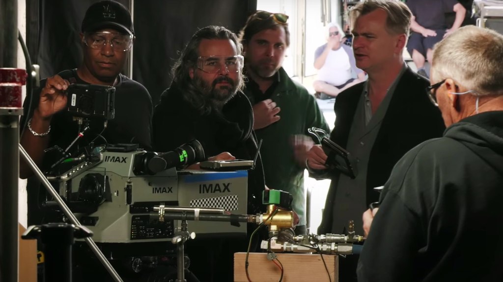 Principe derrière la scène : Christopher Nolan avec DP Hoyte van Hoytema.  Photo : Warner Bros.