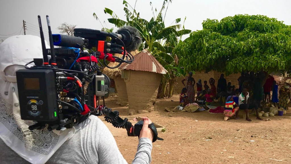 La DP Claudia Raschke au Nigeria filme la vie du village et la pénurie d'eau potable.  Photo de Lucas Millard