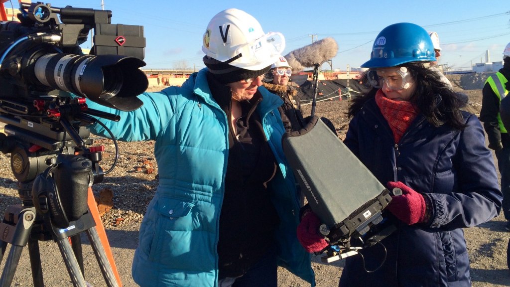 DP Claudia Raschke avec la réalisatrice Rebecca Cammisa filmant une vue d'excavation radio active.  Photo de Larissa Bills