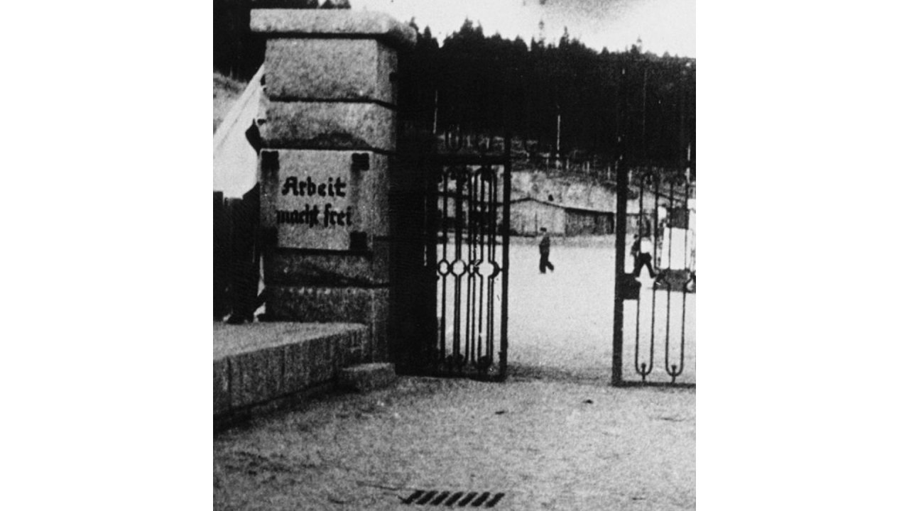 Porte de Flossenburg avec le slogan nazi - Le travail vous libère