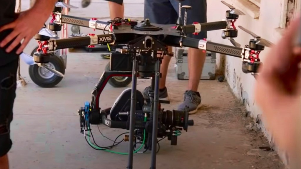 Caméra filmée sur un drone XM2.  L'ensemble de Westworld.  Image : HBO