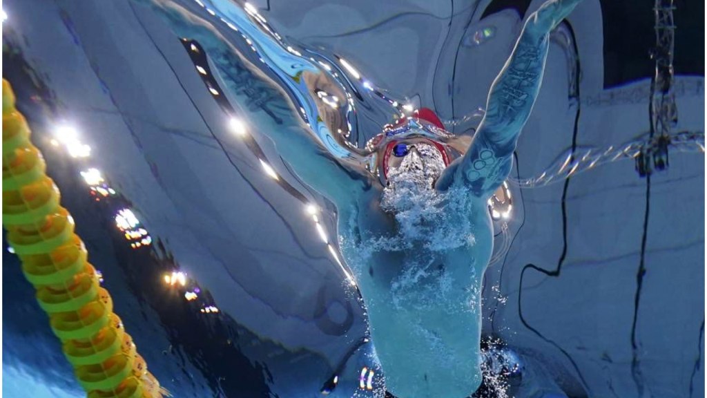 Photo qui a été prise avec le système Telemetrics Pool Housing.  Appareil photo : Sony Alpha.  Photo : le Britannique Adam Peaty nage pour remporter la médaille d'or lors de la finale du 100 mètres brasse aux Jeux olympiques d'été de 2020, le lundi 26 juillet 2021, à Tokyo.  (AP Photo/David J. Phillip)
