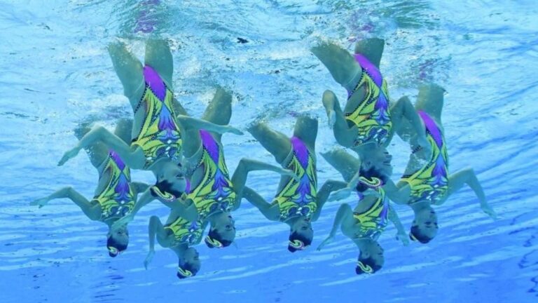 Photo qui a été prise avec le système Telemetrics Pool Housing.  Appareil photo : Sony Alpha.  Photo : L'équipe italienne de natation artistique concourt lors de la routine technique par équipe aux Jeux olympiques d'été de 2020, le vendredi 6 août 2021, à Tokyo, au Japon.  (Photo AP/Morry Gash)