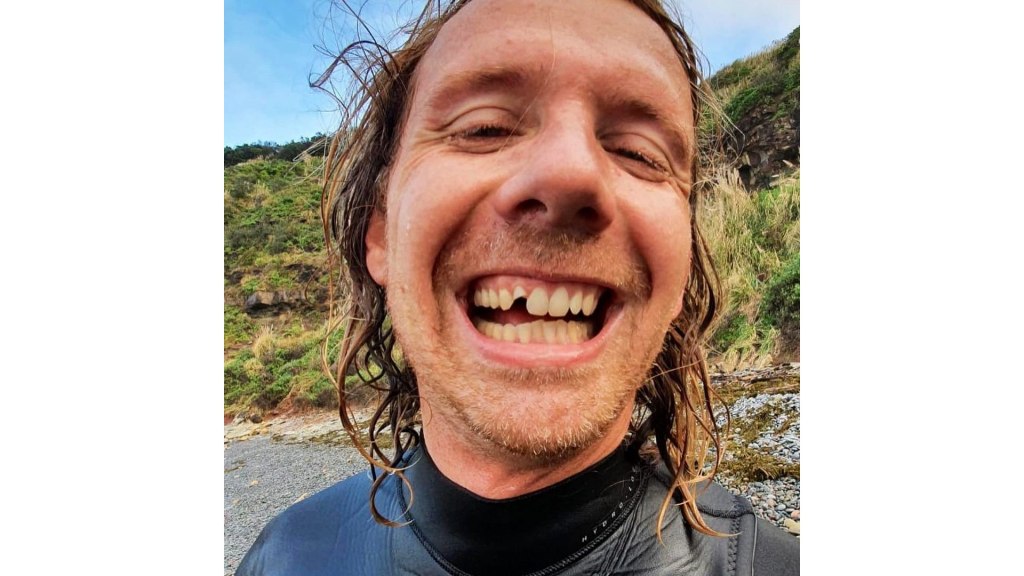 Le directeur de la photographie de surf Adrian Emerton lors de son tournage pour The Chase.  Un accident de travail.  Photo : Adrian Emerton Instagram