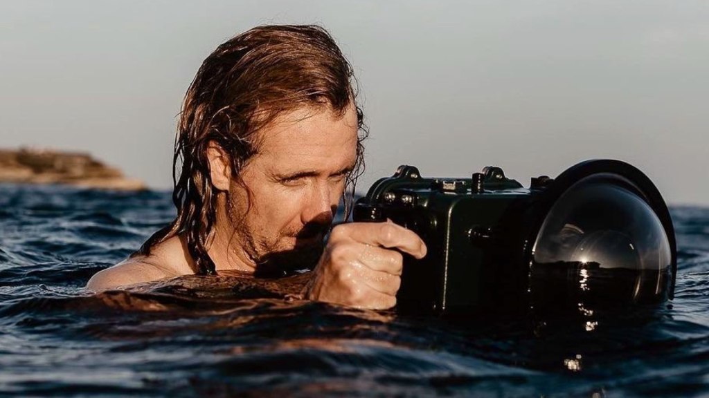 Le directeur de la photographie de surf Adrian Emerton lors de son tournage pour The Chase.  Photo : Adrian Emerton Instagram