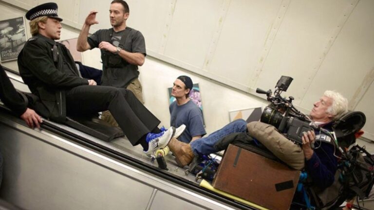 BTS de Skyfall.  DP Roger Deakins sur l'action.  Photo : Métro-Goldwyn-Mayer