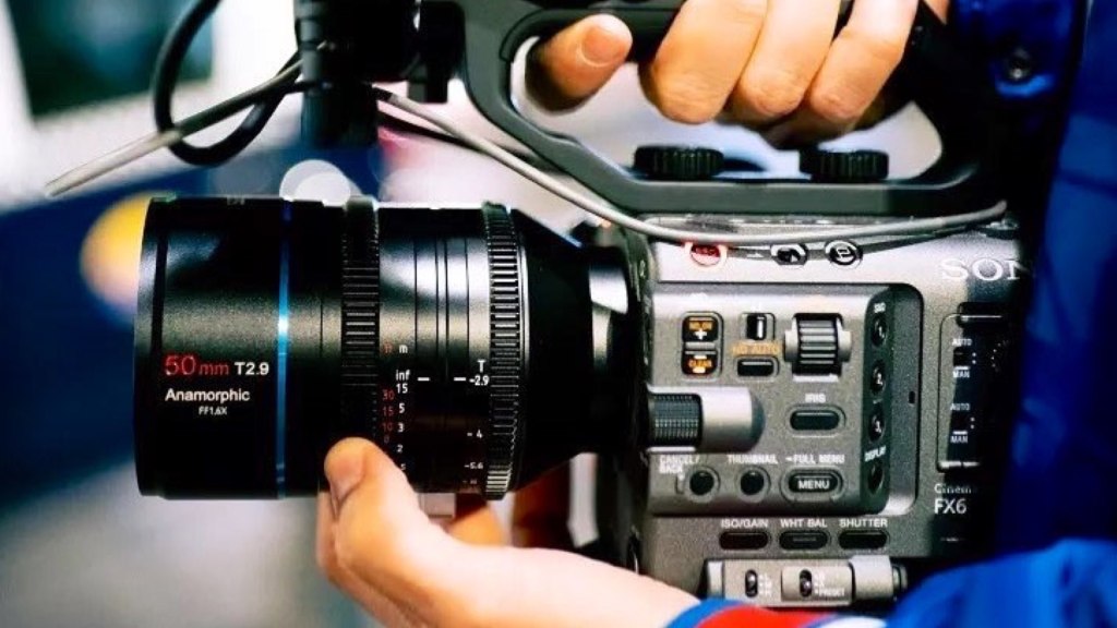 Le SIRUI 50mm T2.9 1.6x FF anamorphique sur le Sony FX6.  Photo : Alexandru Don