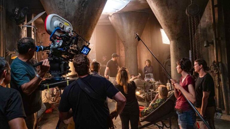 Directeur de la photographie BSC ASC Polly Morgan, à gauche, et Millicent Simmonds sur le tournage de Paramount Pictures' "Un endroit calme, partie II." Photo de Jonny Cournoyer.  © 2019 Paramount Pictures.  Tous les droits sont réservés