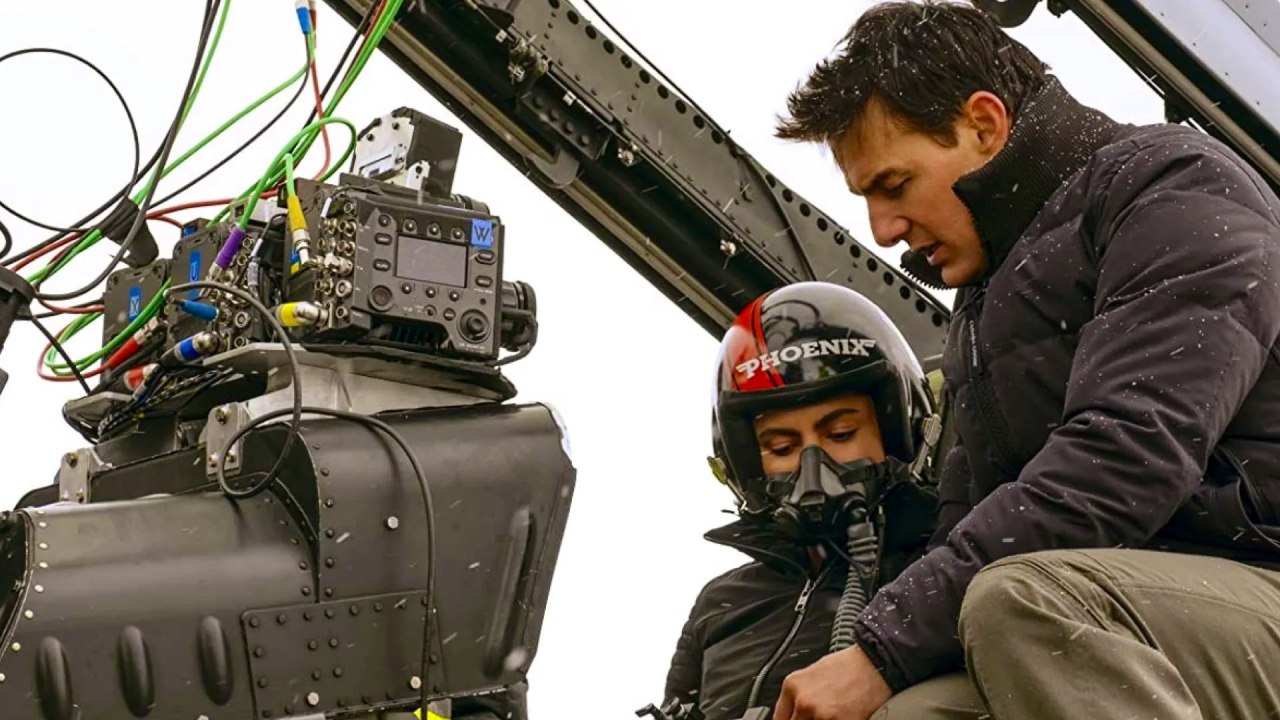 BTS de Top Gun : Maverick.  Tom Cruise et les caméras Sony VENICE + Rialto à l'intérieur du cockpit.  Photo : Scott Garfield.  © 2019 Paramount Pictures Corporation