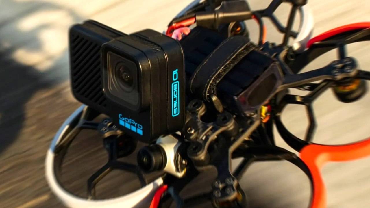 La GoPro HERO10 Black Bones attachée à un drone FPV.  Image : GoPro
