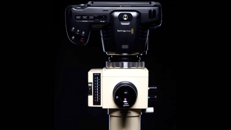 Blackmagic Pocket Cinema Camera 6K associée à un microscope.  Photo : Matt Weddis